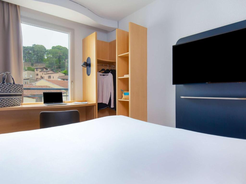 TV a/nebo společenská místnost v ubytování ibis Lyon Sud Vienne Saint-Louis