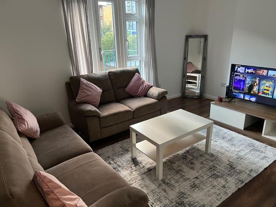 Μια τηλεόραση ή/και κέντρο ψυχαγωγίας στο The Central Valley