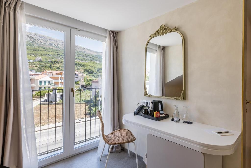 Nespecifikovaný výhled na hory nebo výhled na hory při pohledu z hotelu