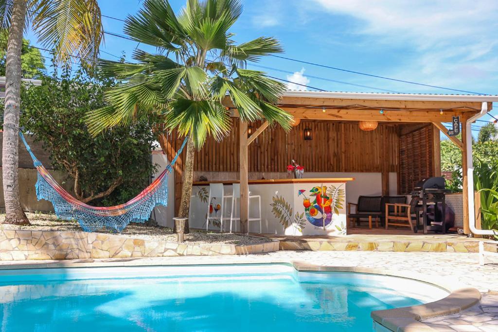 La alberca dentro o cerca de Villa Nirvana vue Mer piscine plage de Petit Havre a 200 metre