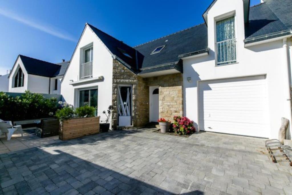 une maison blanche avec un garage blanc dans l'établissement Maison Moderne pour 8 personnes Côte sauvage, à Quiberon