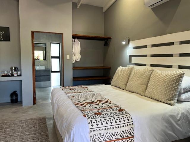 Letto o letti in una camera di Turaco Lodge - No Loadshedding