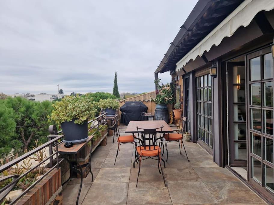 Photo de la galerie de l'établissement T3 Terrasse Avignon Intramuros Clim Wifi Barbecue, à Avignon