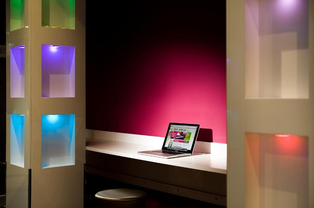 A television and/or entertainment centre at Royal Park Boutique Hotel