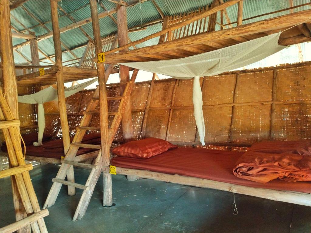 Palanda nebo palandy na pokoji v ubytování Cody Backpackers