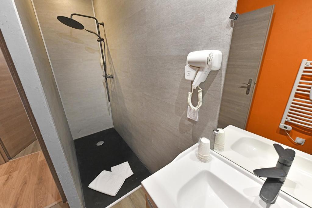 Les Portes du Cantal - Habitación Doble Con Baño Privado