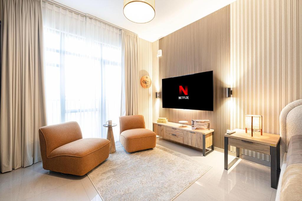 Televisyen dan/atau pusat hiburan di Downtown Gem at Al Zahia by Blue Cloud
