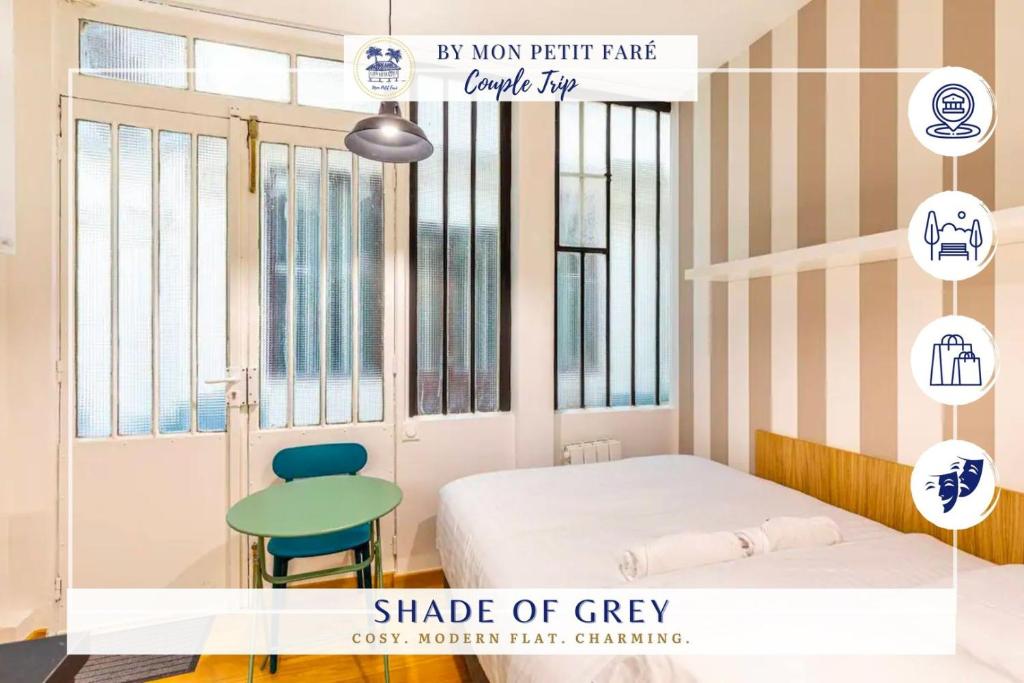 une chambre avec un lit, une chaise et des fenêtres dans l'établissement Le Shade of Grey - Studio Cosy & Compact - Marais, à Paris