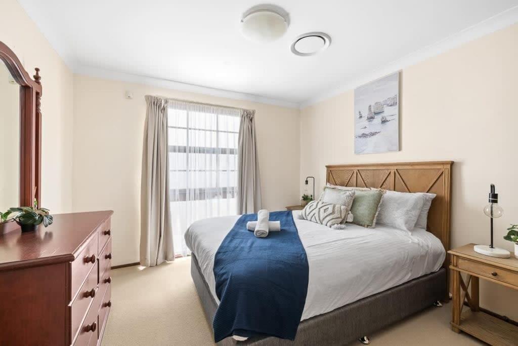 Ένα ή περισσότερα κρεβάτια σε δωμάτιο στο Private Ensuite Queen Room - Centrally Located at Milperra