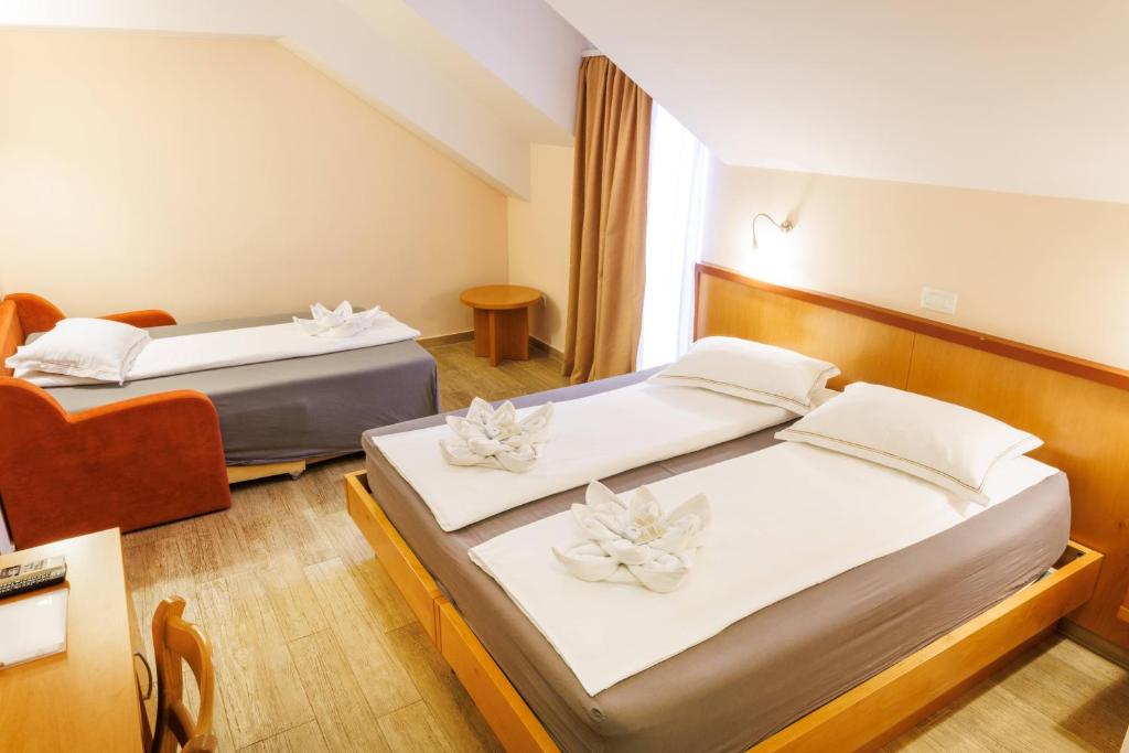 Hotel Vegov Hram - Triple Habitación Con Balcón