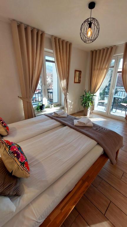 Posteľ alebo postele v izbe v ubytovaní Apartamenty Biała Perła