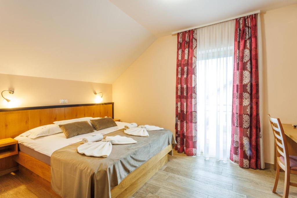 Postel nebo postele na pokoji v ubytování Hotel Vegov Hram