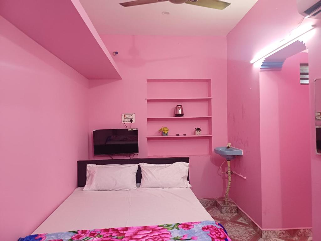 Postel nebo postele na pokoji v ubytování Lakshmi Homes Homestay-1