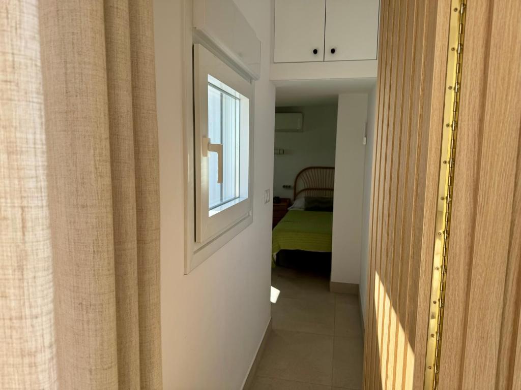 Cama o camas de una habitación en SunnyPalms - Beachfront Penthouse with stunning sea view