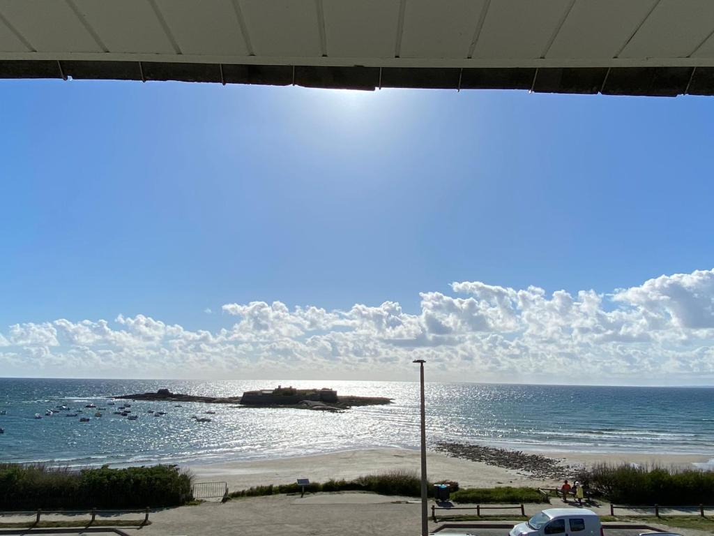 - une vue sur l'océan depuis une plage dotée de bancs dans l'établissement Appartement 2 pièces 4-5 personnes - vue imprenable sur la mer - MELWENN, à Ploemeur