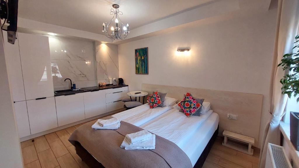 Posteľ alebo postele v izbe v ubytovaní Apartamenty Biała Perła