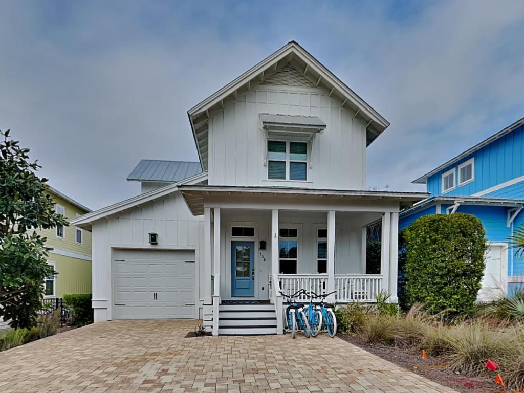 Casa blanca con garaje blanco en Great Escape at Blue Mountain Beach, en Santa Rosa Beach