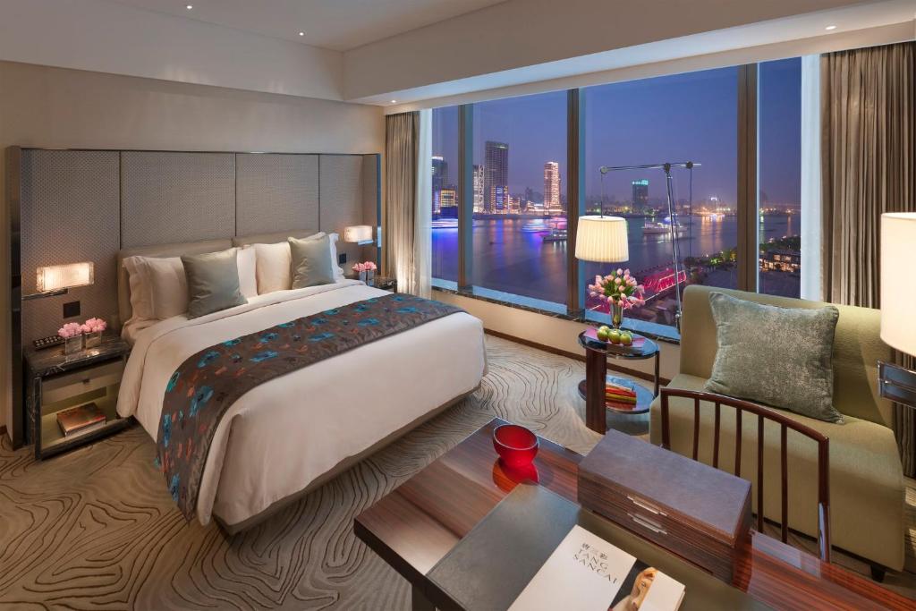 Postel nebo postele na pokoji v ubytování Mandarin Oriental Pudong, Shanghai