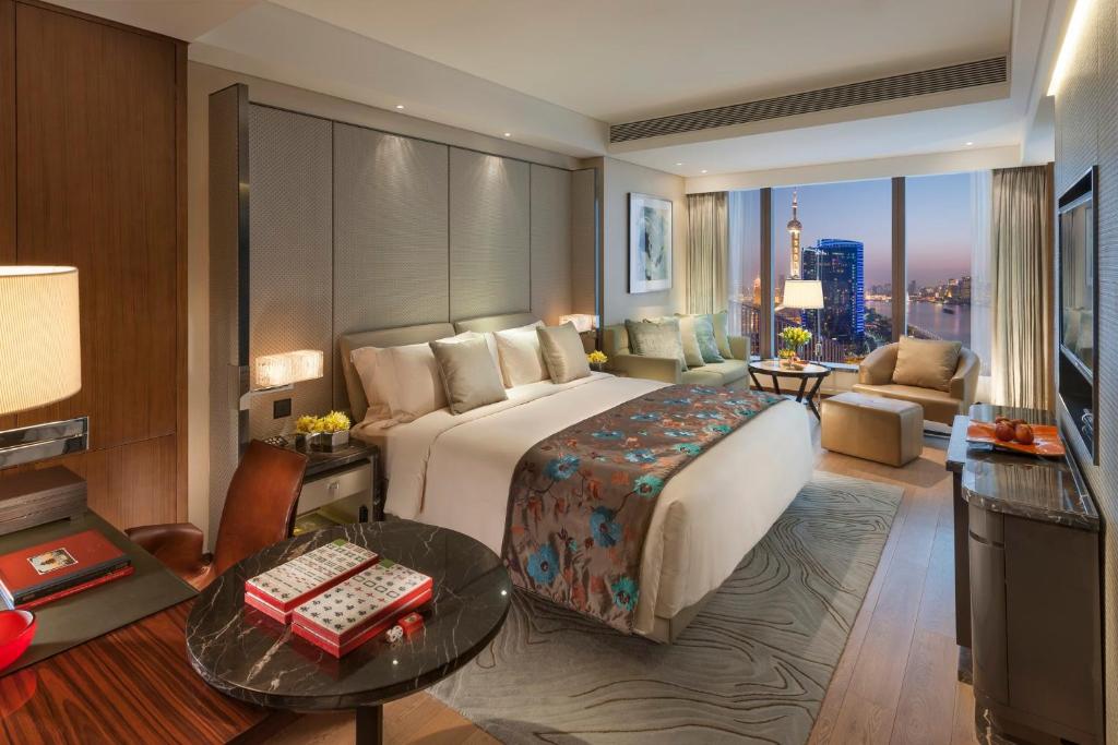 Postel nebo postele na pokoji v ubytování Mandarin Oriental Pudong, Shanghai