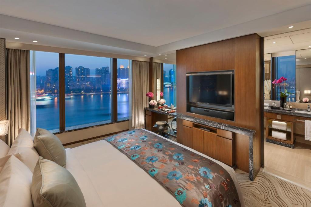 TV a/nebo společenská místnost v ubytování Mandarin Oriental Pudong, Shanghai