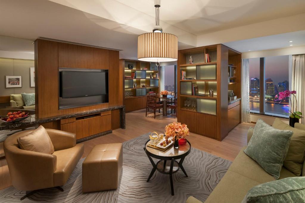TV a/nebo společenská místnost v ubytování Mandarin Oriental Pudong, Shanghai