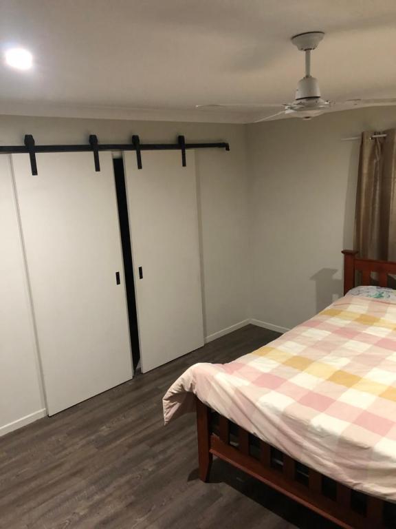 Postel nebo postele na pokoji v ubytování Private Bedroom in Sharehouse