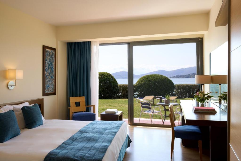 Postel nebo postele na pokoji v ubytování Domotel Xenia Volos
