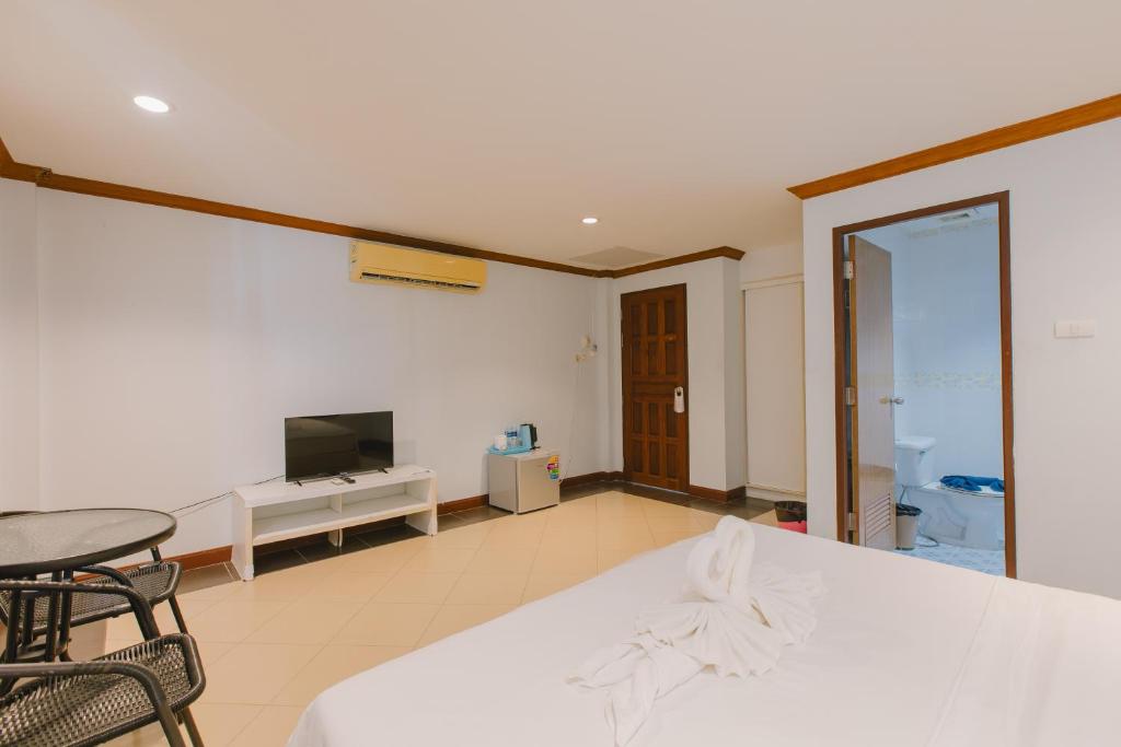 TV a/nebo společenská místnost v ubytování Sunstar Palace Patong
