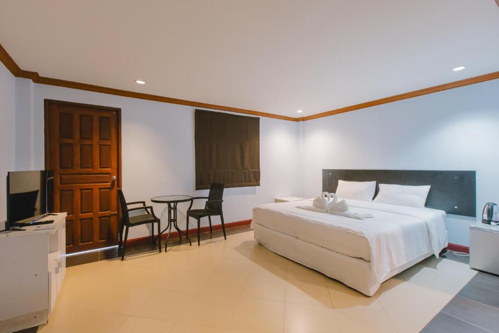 Postel nebo postele na pokoji v ubytování Sunstar Palace Patong