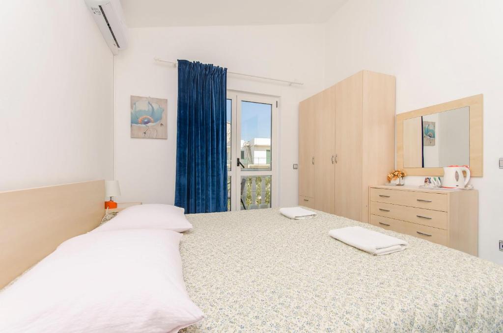 Postel nebo postele na pokoji v ubytování Apartment and Rooms Radojka