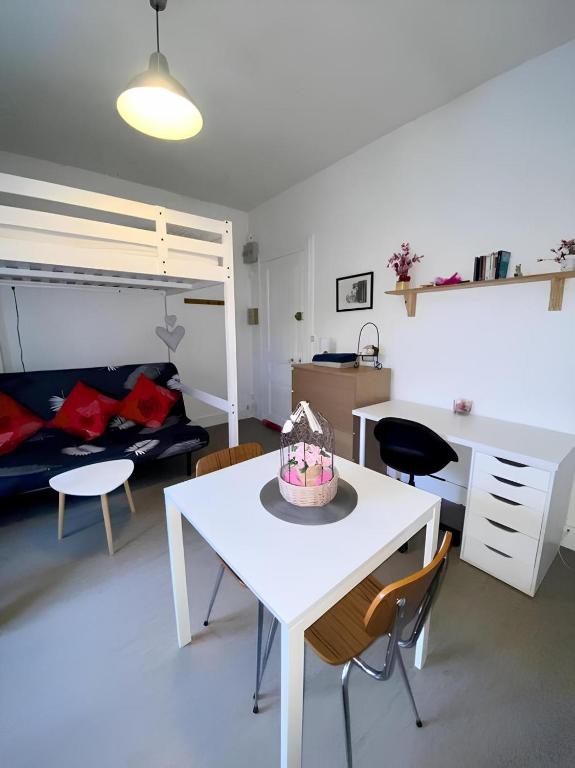 un salon avec une table et des chaises blanches dans l'établissement Descamps, à Rouen