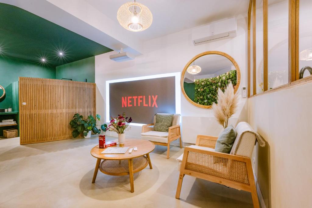 Posezení v ubytování ÉROS - Loft entier avec Balnéo & Rétroprojecteur