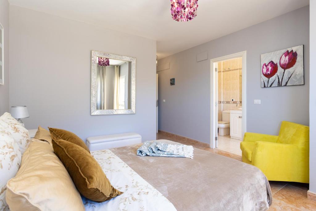 Posteľ alebo postele v izbe v ubytovaní Classbnb - luxurious villa 1,5 kilometers from Costa Adeje