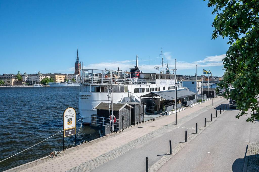 Vaade paatelamu lähedal voolavale jõele