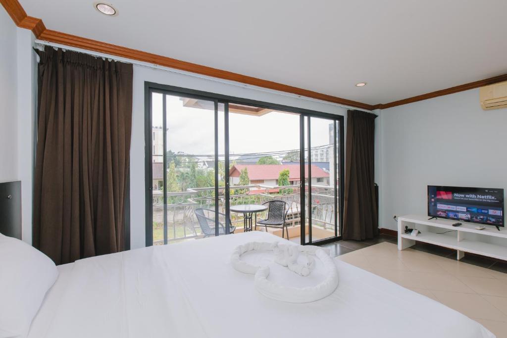 Postel nebo postele na pokoji v ubytování Sunstar Palace Patong