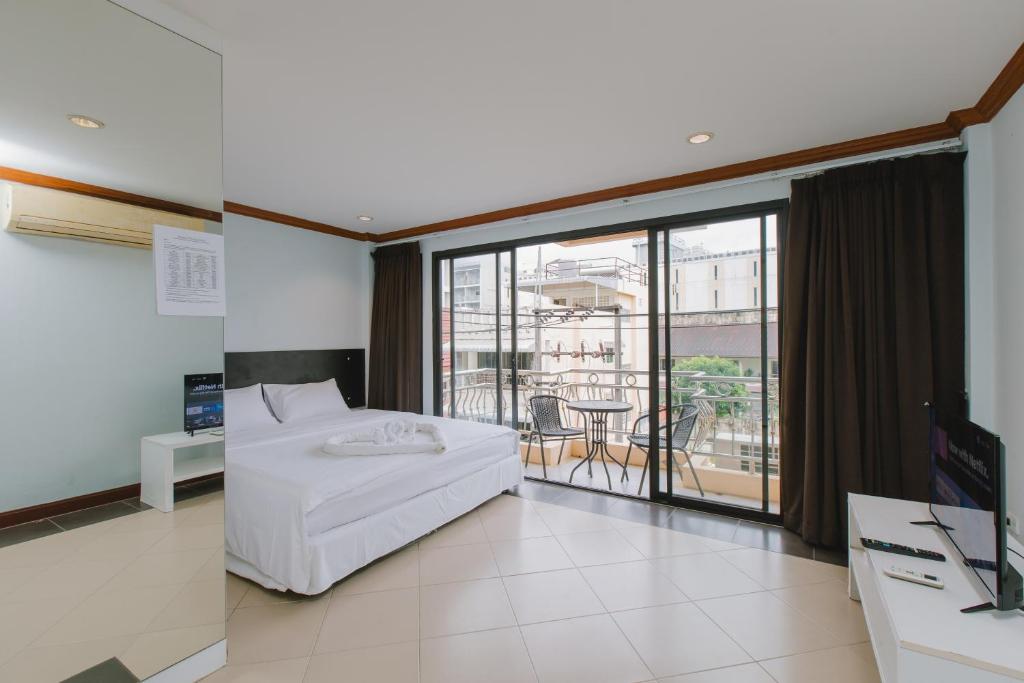 Postel nebo postele na pokoji v ubytování Sunstar Palace Patong