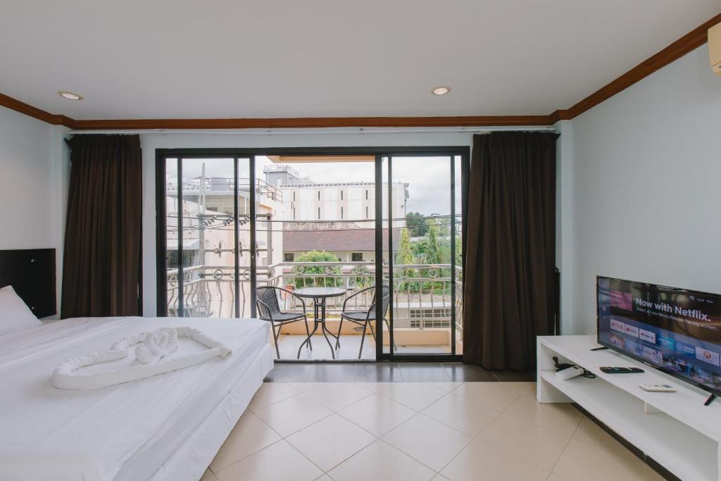 Postel nebo postele na pokoji v ubytování Sunstar Palace Patong