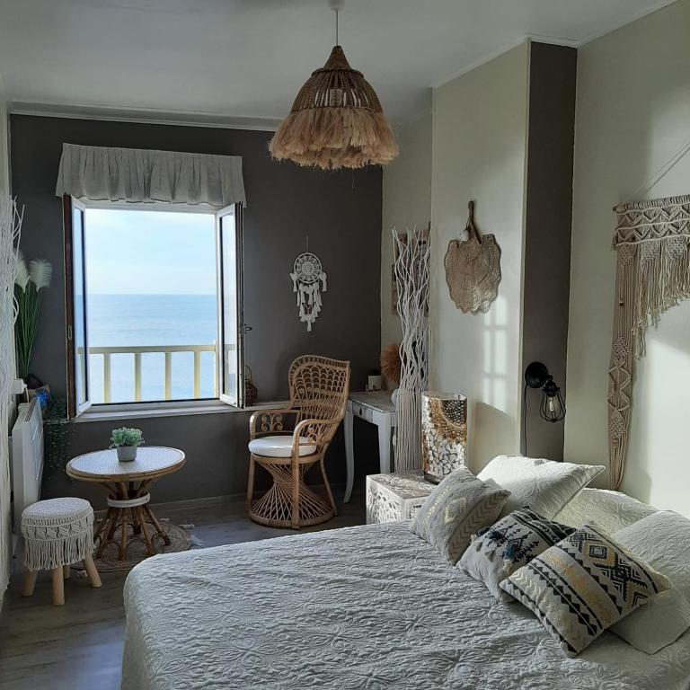 une chambre avec un lit et une vue sur l'océan dans l'établissement MH02 - L'évasion vue mer époustouflante, à Mers-les-Bains