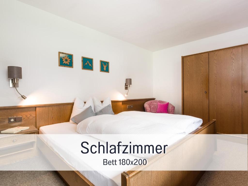 Posteľ alebo postele v izbe v ubytovaní Apartments Tannheim - bei Birgit Mariacher - inklusive Sommerbergbahnen - Infrarotsauna & Brötchenservice - zentral mit Bergblick