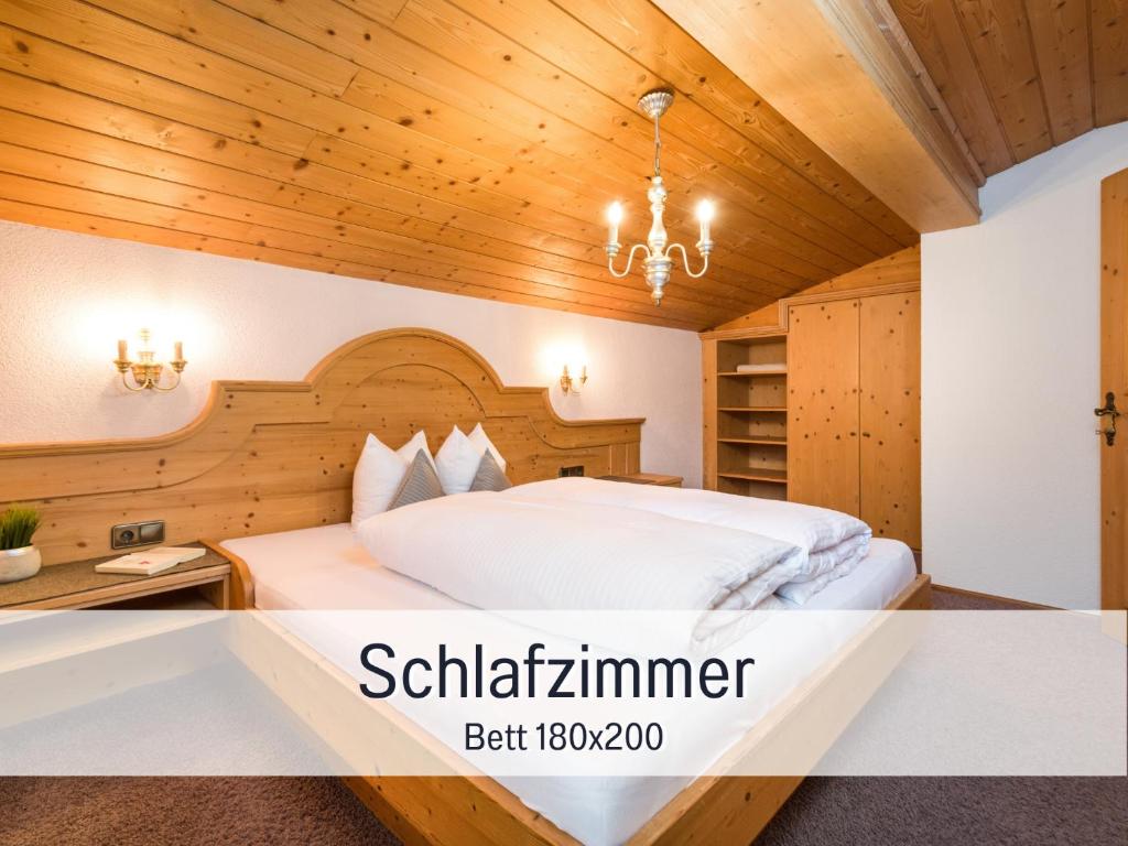 Posteľ alebo postele v izbe v ubytovaní Apartments Tannheim - bei Birgit Mariacher - inklusive Sommerbergbahnen - Infrarotsauna & Brötchenservice - zentral mit Bergblick