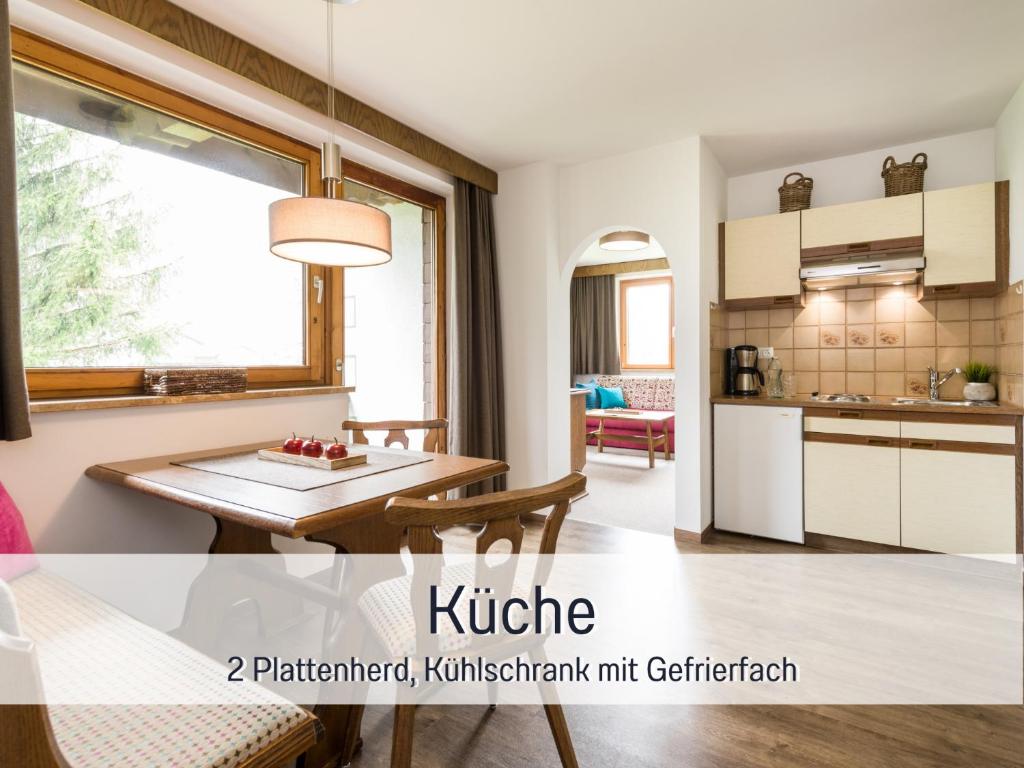 Kuchyňa alebo kuchynka v ubytovaní Apartments Tannheim - bei Birgit Mariacher - inklusive Sommerbergbahnen - Infrarotsauna & Brötchenservice - zentral mit Bergblick