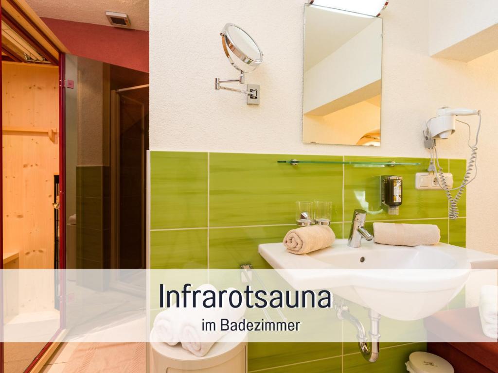 Kúpeľňa v ubytovaní Apartments Tannheim - bei Birgit Mariacher - inklusive Sommerbergbahnen - Infrarotsauna & Brötchenservice - zentral mit Bergblick