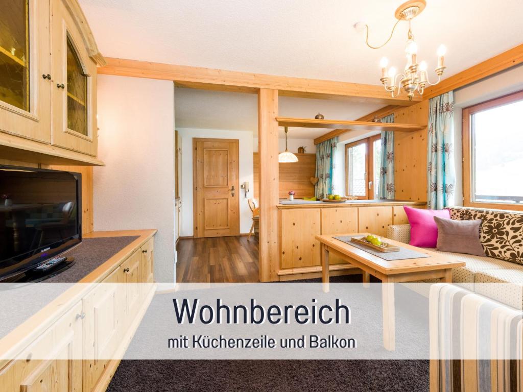 Televízia a/alebo spoločenská miestnosť v ubytovaní Apartments Tannheim - bei Birgit Mariacher - inklusive Sommerbergbahnen - Infrarotsauna & Brötchenservice - zentral mit Bergblick