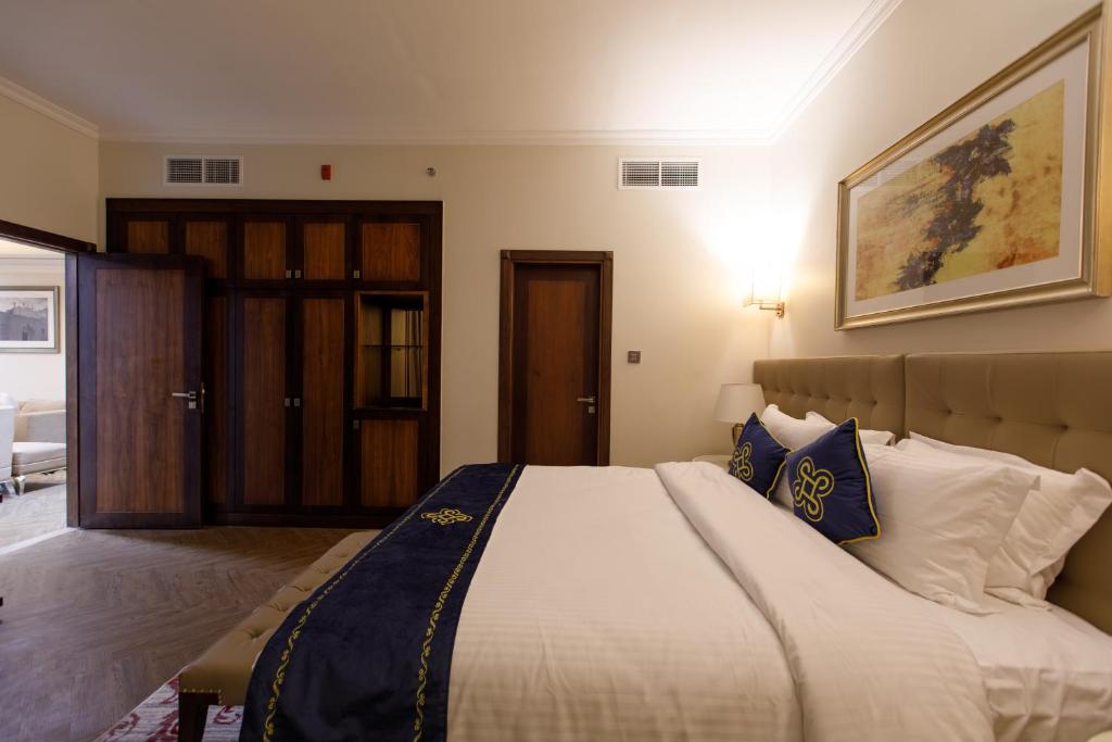 Postel nebo postele na pokoji v ubytování Seven Seas Hotel