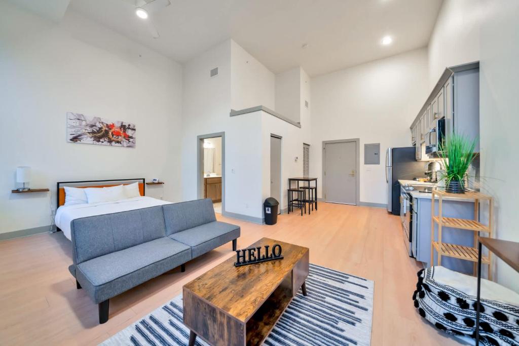 una sala de estar con un sofá y una cama en Bright and Modern Studio in Louisville # 306, en Louisville