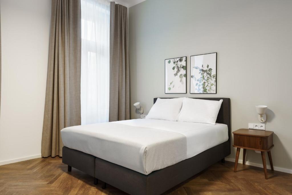 Postel nebo postele na pokoji v ubytování limehome Prague Halkova