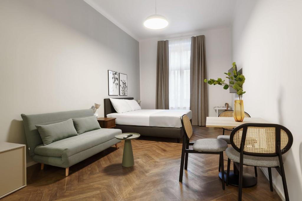 Postel nebo postele na pokoji v ubytování limehome Prague Halkova