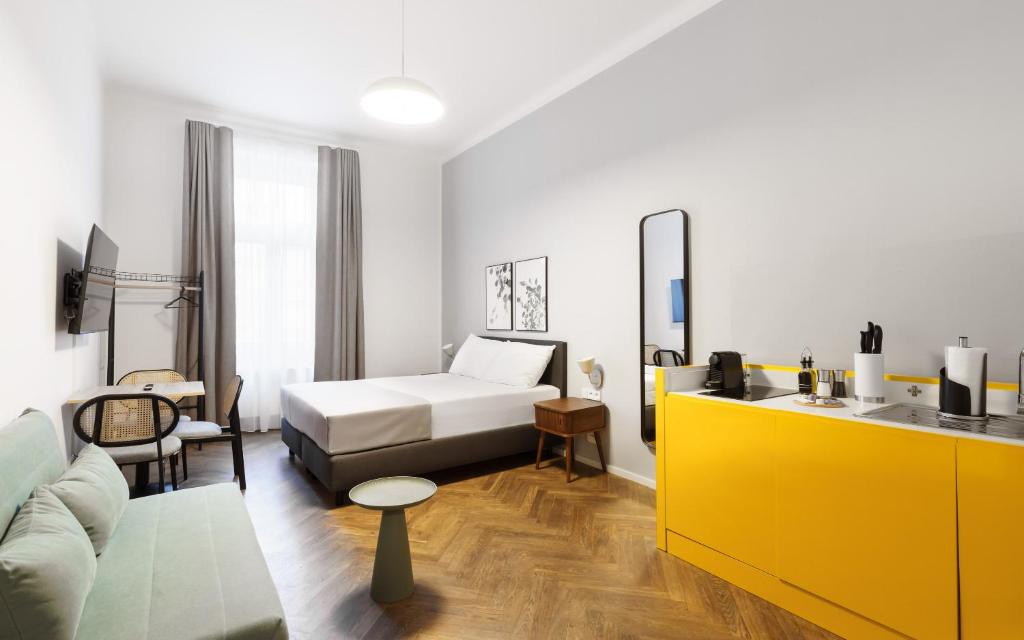 Limehome Prague Halkova - Resim 24