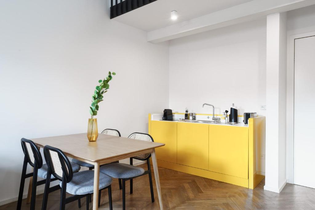 Limehome Prague Halkova - Resim 39