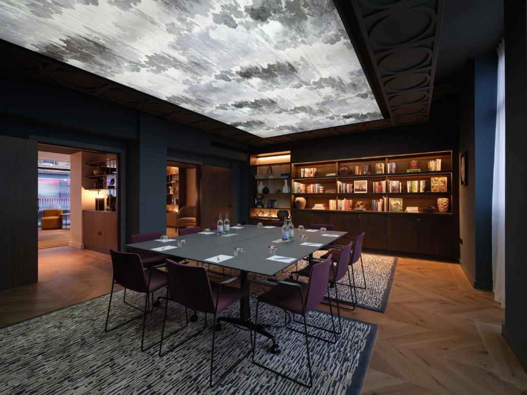 The Resident Edinburgh - Resim 4